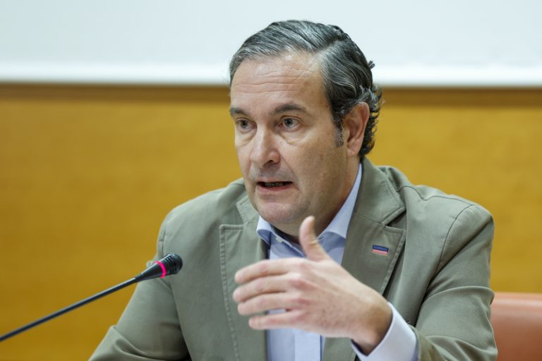 El PP acusa a Arcadi España de costar 163 milions a la Comunitat Valenciana en el seu primer mes com a ministre