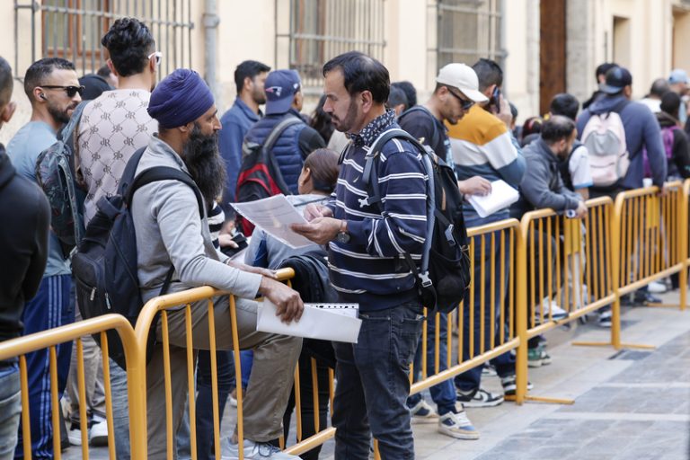 El PSPV acusa a Catalá de frenar la regularització d’immigrants a València