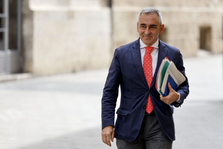 La Generalitat faculta a la seua Advocacia per a frenar la regularització d’immigrants del Govern central