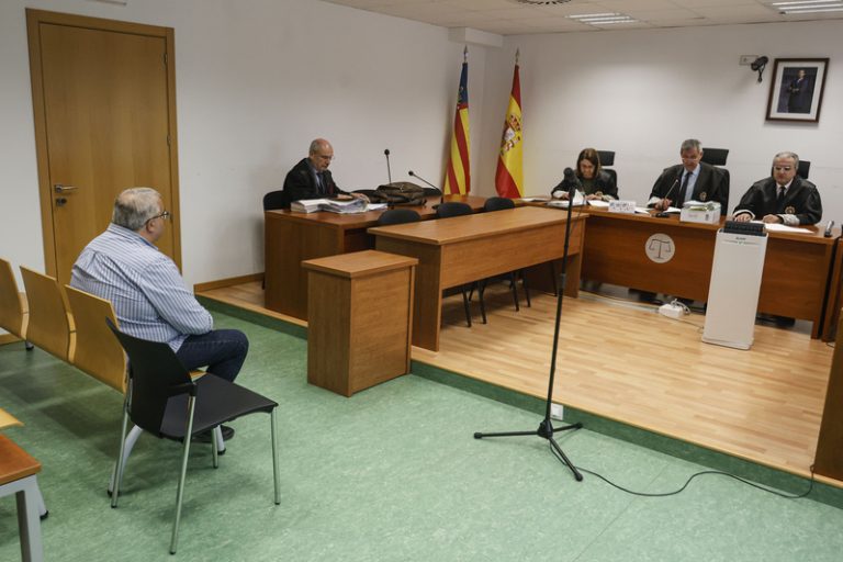 Onze mesos de presó per a un expresident d’una AMPA per apropiar-se de 135.000 euros en ajudes escolars