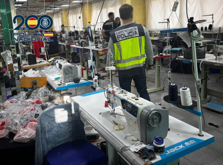 Desmantellat un taller tèxtil clandestí que explotava a 26 treballadors a Camp de Túria