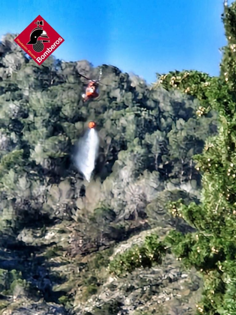 Controlat l’incendi forestal en la serra d’Orihuela després d’una nit de treball