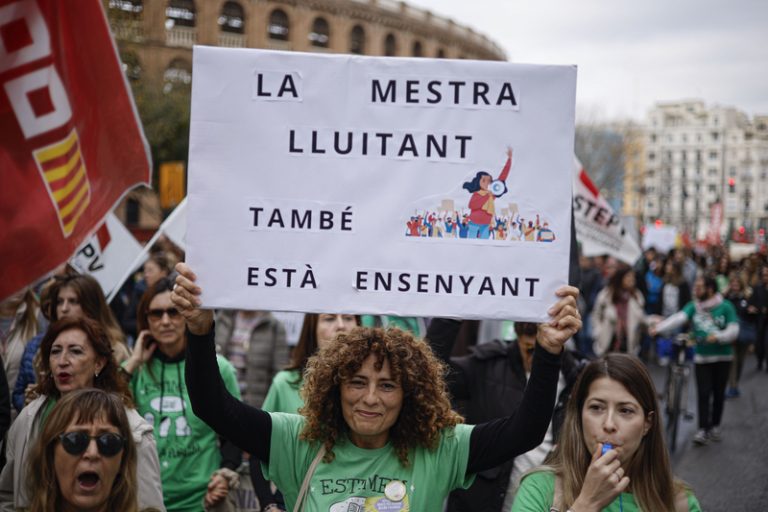 Els sindicats de docents formalitzen una vaga indefinida a partir de l’11 de maig