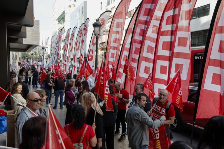 Delegats de CaixaBank protesten davant la seu social pel model de pressió comercial
