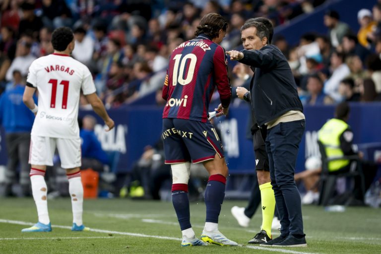 Luís Castro rebaixa l’eufòria després del triomf del Llevant davant el Sevilla
