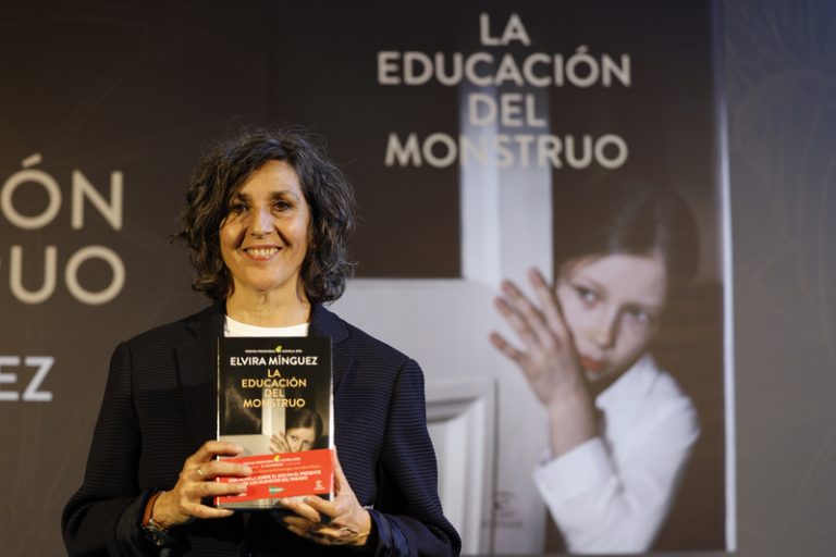 Elvira Mínguez reivindica els nostres monstres interiors en arreplegar el Premi Primavera de Novel·la