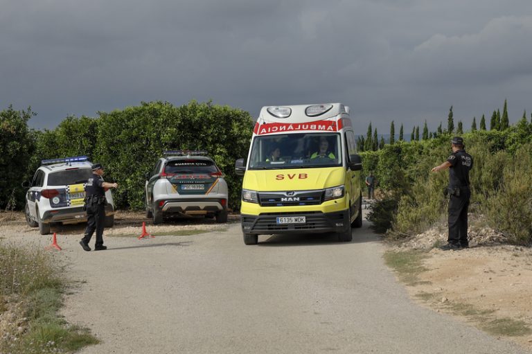 Mor l’operari d’una grua en quedar atrapat pel seu vehicle a Vallada