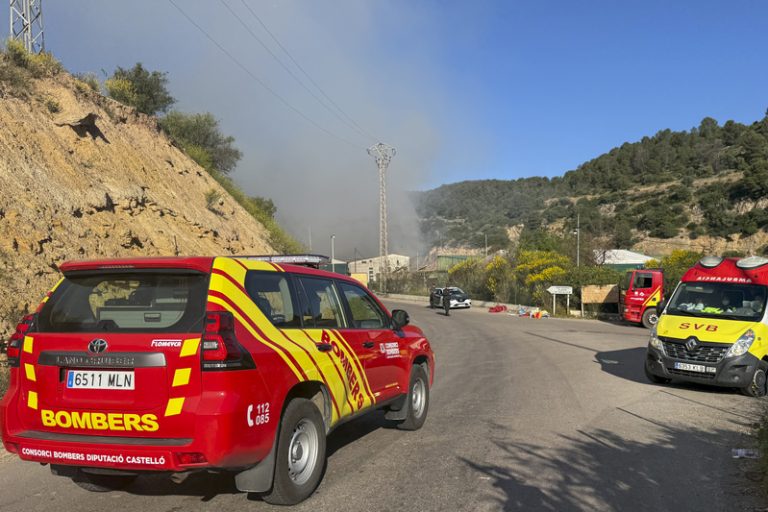 Els bombers contenen dos incendis industrials en desballestaments d’Onda