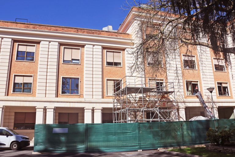 L’Hospital General de València tanca dos banys per una forta olor després d’un abocament químic