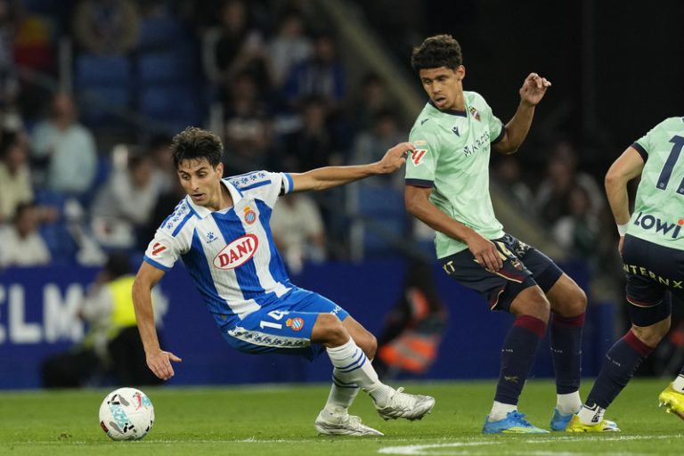 Espanyol i Llevant marxen al descans amb empat sense gols a Cornellà