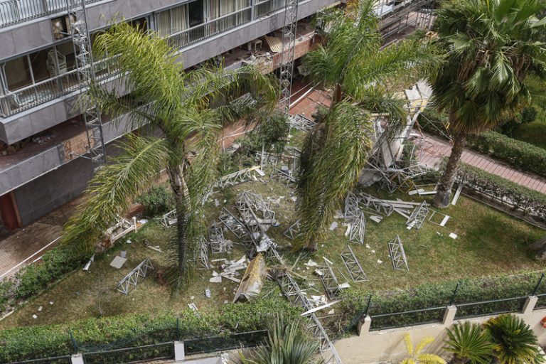 Benidorm guarda tres minuts de silenci pels dos operaris morts en desplomar-se una bastida