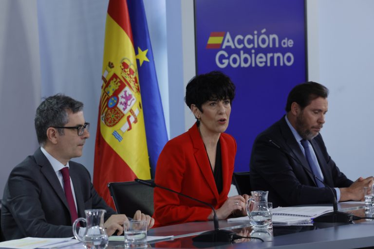El Govern aprova la regularització extraordinària per a mig milió de migrants amb requisits estrictes