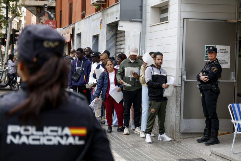 Bernabé acusa a Catalá d’aïllar-se i embossar la gestió de la regularització de migrants