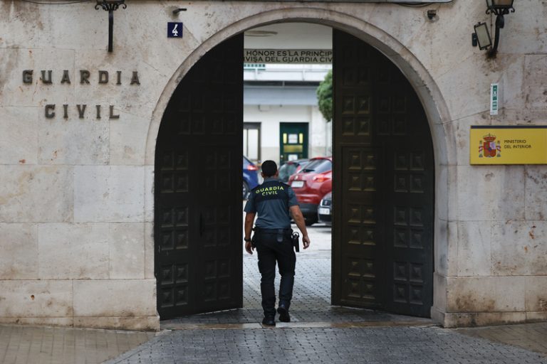 Atracament a un banc a Benetússer amb les netejadores emmanillades
