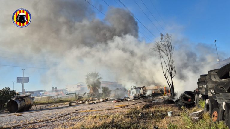 Els bombers intervenen en un incendi en un descampat al costat de la A-3 a Mislata