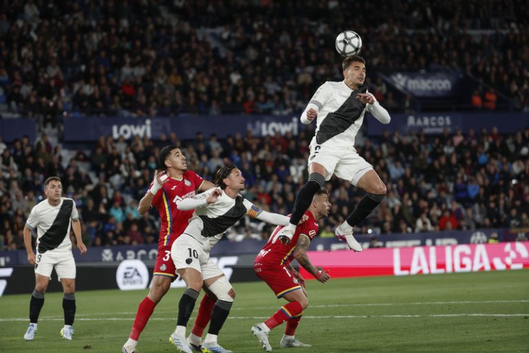 El travesser i el VAR frenen al Llevant davant un Getafe que seguix amb vida