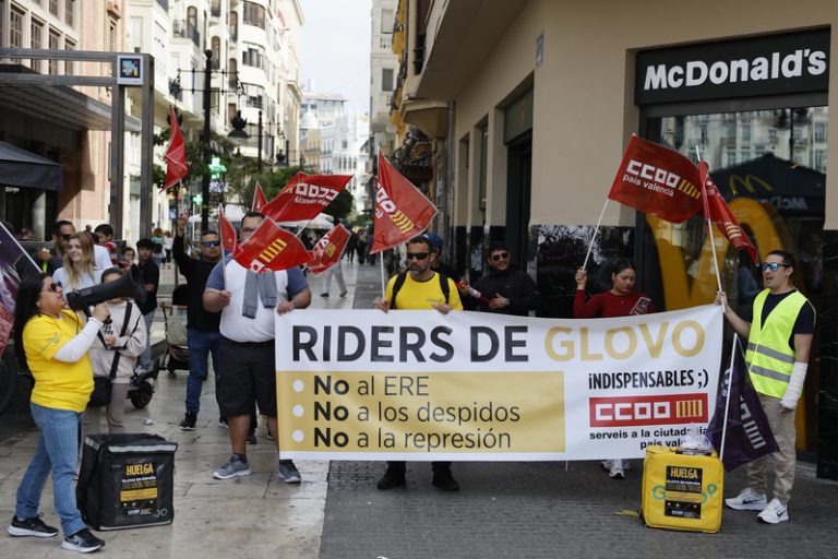 Concentració a València contra els acomiadaments anunciats per Glovo