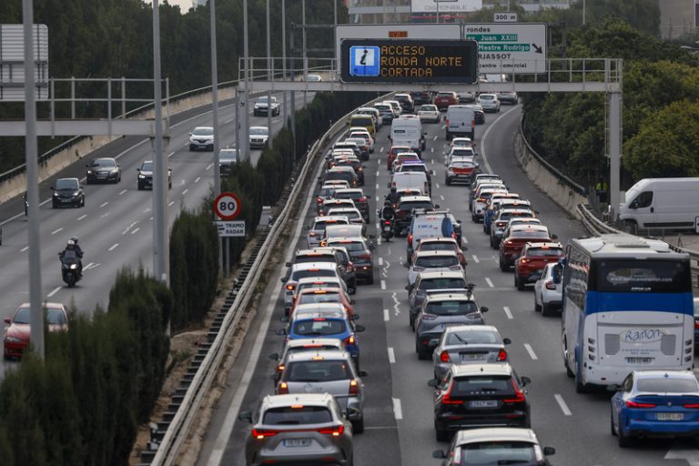 Dos accidents provoquen onze quilòmetres de retencions en la CV-35 i l’A-35 a València