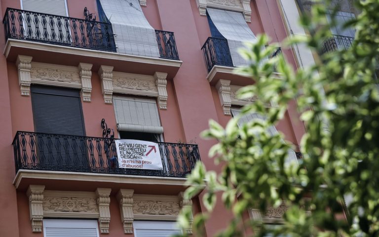 València declara ZAS en Russafa i endurix les normes per a l’hostaleria i la neteja urbana