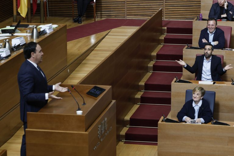 Tibant encreuament d’acusacions de corrupció entre Pérez Llorca i l’oposició en Les Corts