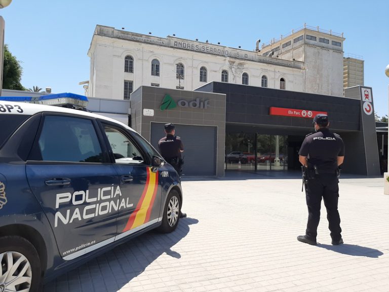 Detinguts quatre menors a Elx per col·locar objectes en les vies del tren