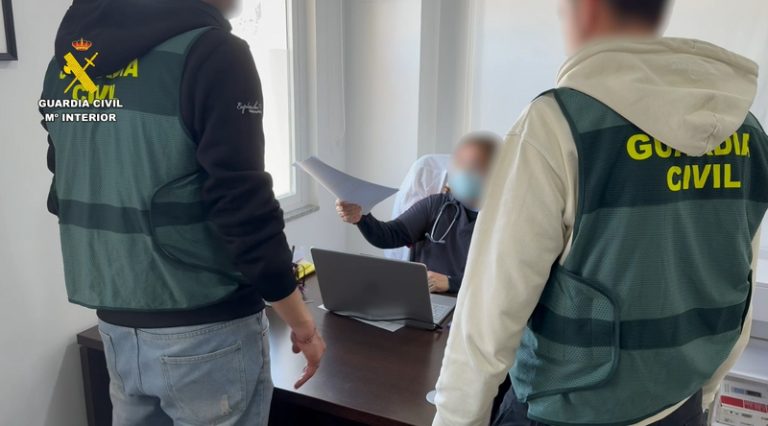 Detingudes dos dones per exercir com a metgesses sense titulació i falsificar receptes a Santa Pola