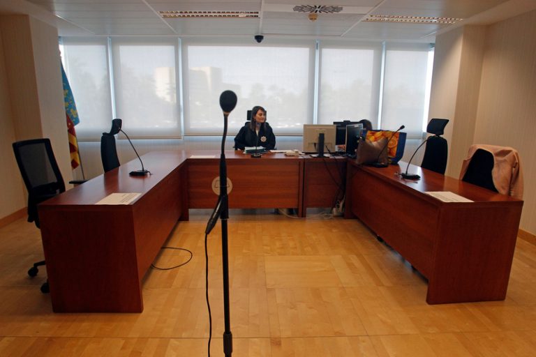 Jutgen a Elx a un home acusat d’abús sexual i robatori de 700 euros