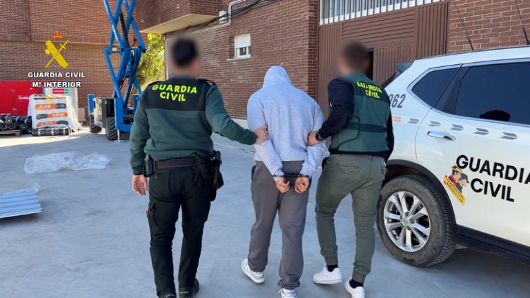 Detingut un home per robar 300.000 euros en cosmètica de luxe en naus industrials