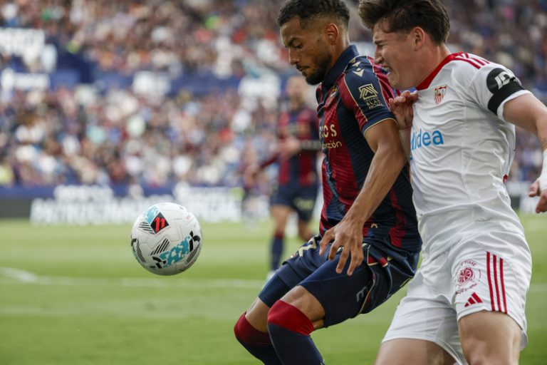 Iván Romero impulsa al Llevant cap a la salvació al descans davant el Sevilla
