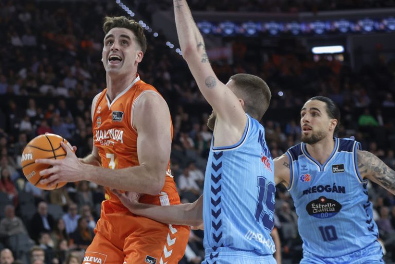Montero lidera un València Basket coral per a doblegar al Riu Breogán (105-88)