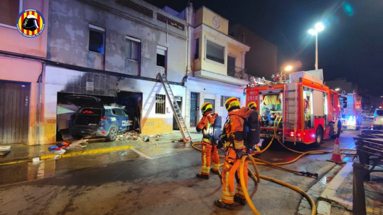 Rescaten a una dona d’una casa incendiada després de xocar un cotxe policial a Alaquàs