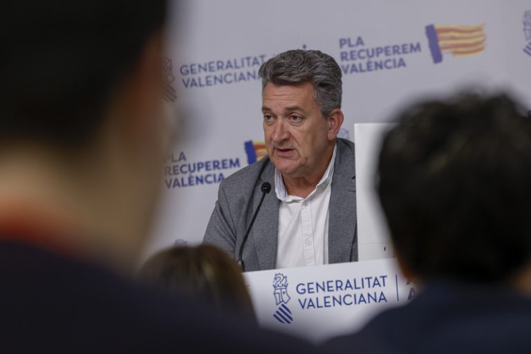 Martínez Mus defén el treball amb taxis i VTC i remarca que la prioritat són els ciutadans
