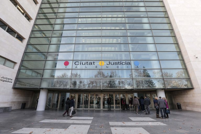 Demanen 7 anys i mig de presó a un assessor per quedar-se 1,7 milions en falsificar pagarés