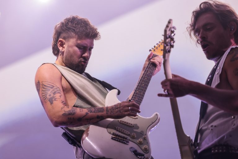Dani Fernández patix un trencament de lligament en el muscle després d’una caiguda en ple concert a València