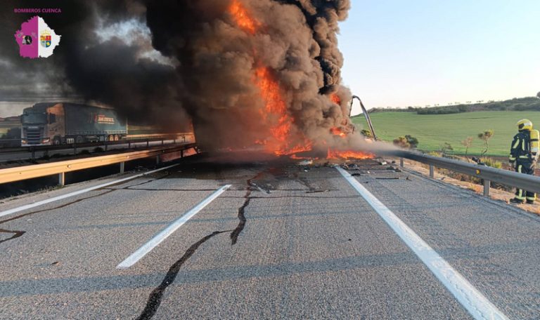 Tallada l’A-3 a Honrubia sentit Madrid després de la col·lisió i incendi de dos camions