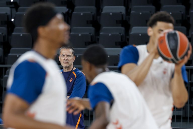 Pedro Martínez rebaixa el favoritisme del València Basket davant el Panathinaikos en l’Eurolliga