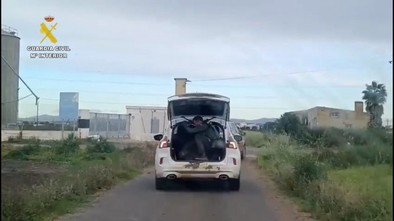 Un agricultor alerta i la Guàrdia Civil salva a un home submergit en una séquia de Catarroja