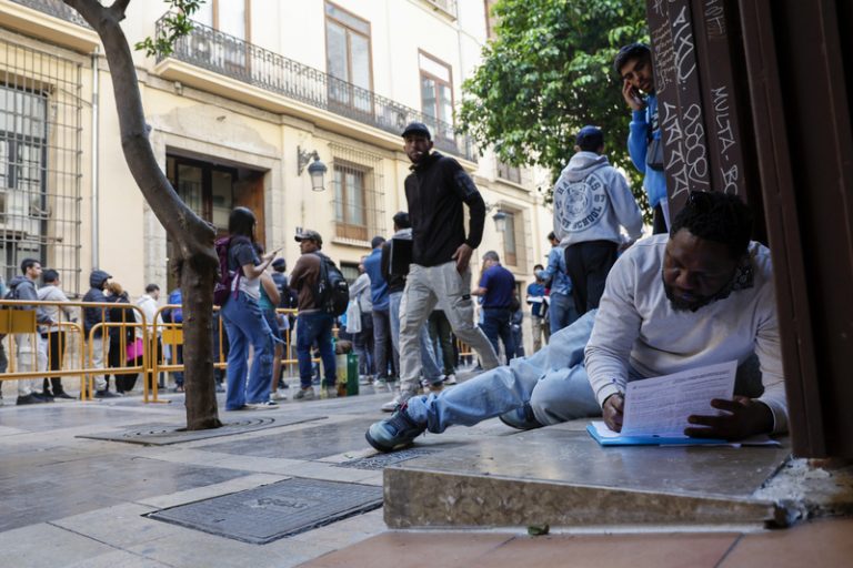 El Govern garantix resoldre en tres mesos totes les sol·licituds de regularització d’immigrants