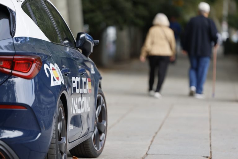 Detinguts a Alacant i Madrid per estafar a persones majors en caixers amb el metodo de sembra