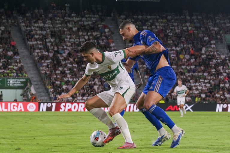 El Real Oviedo s’agarra a la seua última opció davant un Elx encara sense guanyar fora de casa