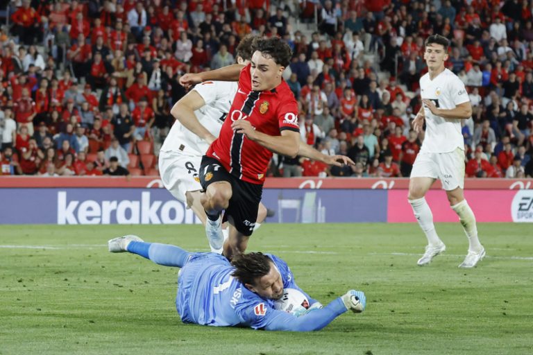 Mallorca i València es frenen a Son Moix amb un empat que no alleuja el descens