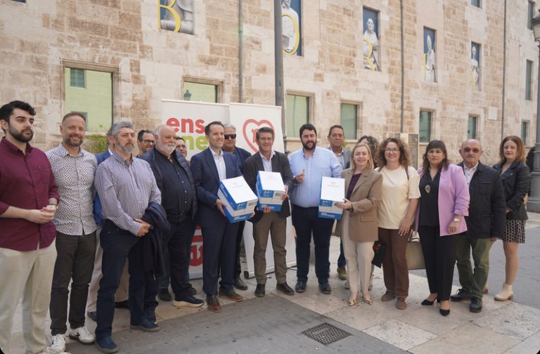 Va unir Municipalista porta a les Corts més de 11.000 firmes per a rebaixar la barrera electoral del 5 al 3 per cent