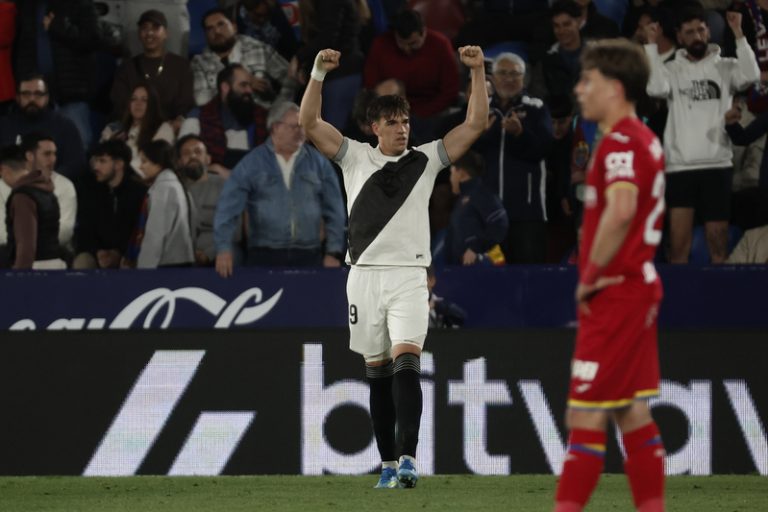 La ratxa de Carlos Espí manté viu al Llevant davant el Getafe
