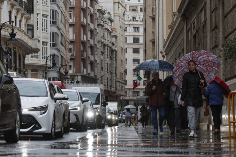 Pluges febles i fang en els cotxes durant el matí del diumenge