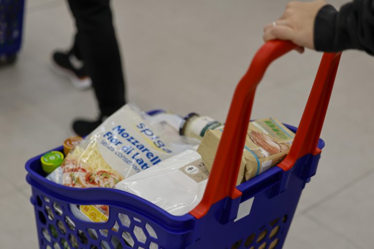 Els aliments, begudes i tabac encarixen un 3% interanual a l’abril malgrat la moderació de la inflació