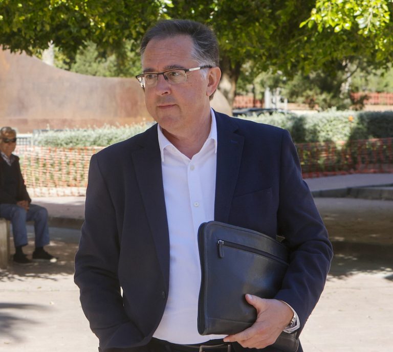 El tècnic que va adjudicar una vivenda pública a la seua parella admet l’error davant la jutgessa