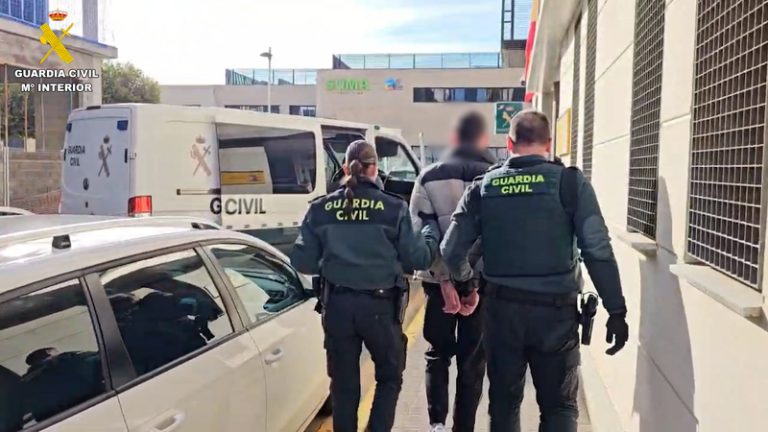 Detinguts dos jóvens per delictes d’odi en tirar a migrants dels seus patinets a Aldaia