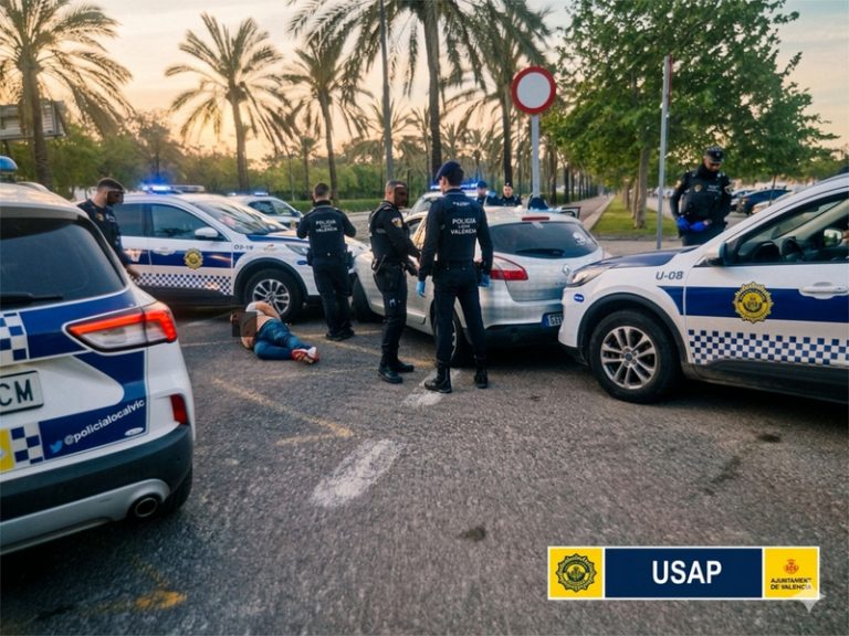 Detingut a València un taxista il·legal embriac després d’una perillosa fugida amb quatre passatgers