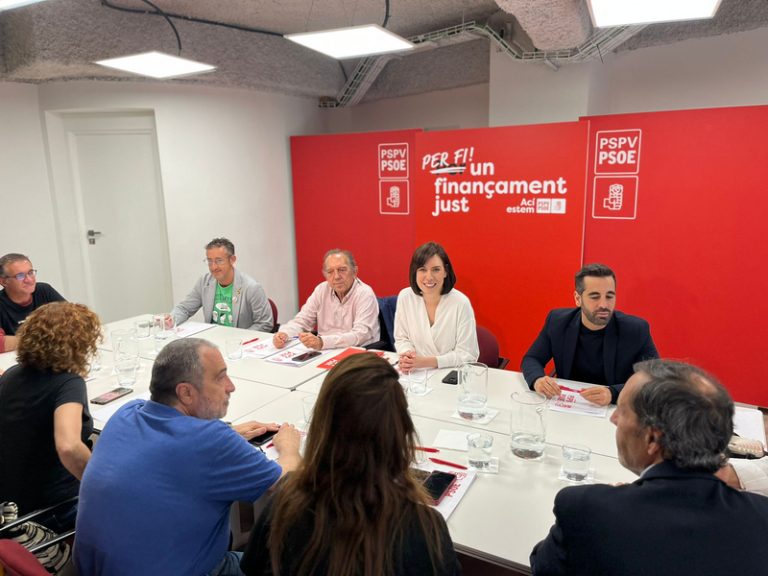 Morant acusa el Consell de desoir als docents i reivindica el model educatiu socialista