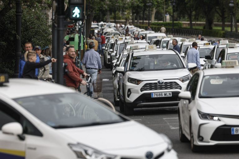 Centenars de taxis col·lapsen el centre de València per a exigir límits a les VTC